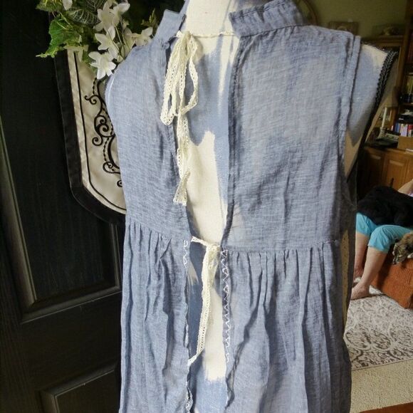 Ryu Women's S chambray cream lace 4 button front tie up back sleeveless top - Picture 3 of 5